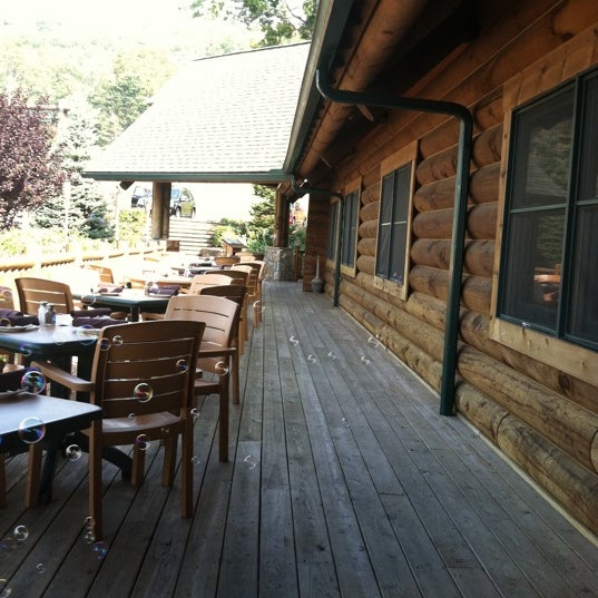 9/3/2011 tarihinde Victoria M.ziyaretçi tarafından Pine Lodge Steakhouse'de çekilen fotoğraf