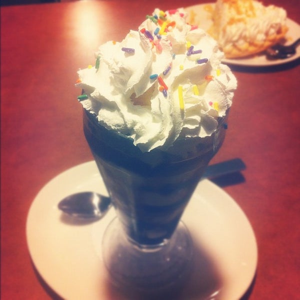 Photo taken at Shari&#39;s Cafe and Pies by Andrew R. on 3/13/2012