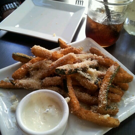 Foto diambil di Americana Restaurant oleh Yuki B. pada 6/20/2012