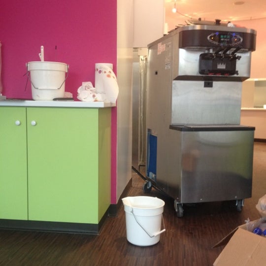 5/9/2012 tarihinde Harris C.ziyaretçi tarafından Frozen Yogurt Innovations'de çekilen fotoğraf