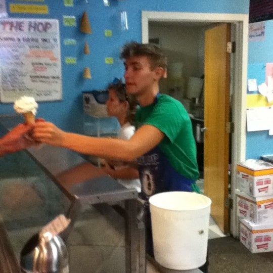 รูปภาพถ่ายที่ The Hop Ice Cream Cafe โดย Mechanica V. เมื่อ 5/30/2012