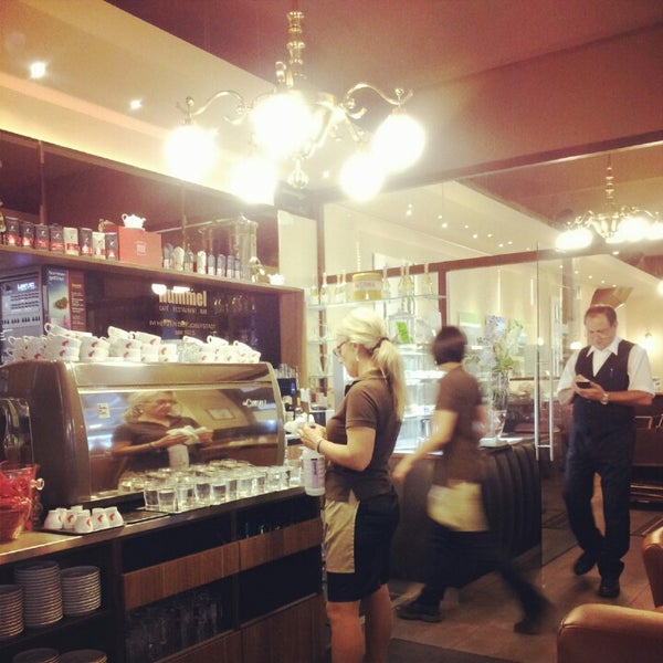 7/22/2012 tarihinde Michael Z.ziyaretçi tarafından Café Restaurant Hummel'de çekilen fotoğraf