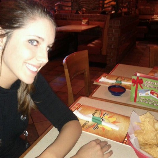 Foto tomada en La Parrilla Mexican Restaurant  por Tyler T. el 12/16/2011