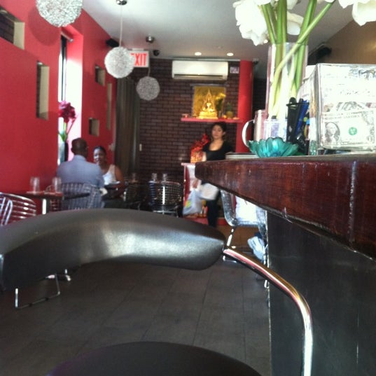 Foto scattata a Udom Thai Restaurant &amp; Bar da Micah L. il 7/4/2012