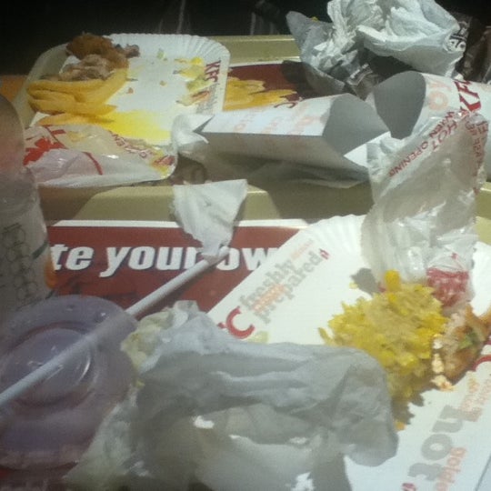 รูปภาพถ่ายที่ KFC โดย Mayra A. เมื่อ 2/19/2012