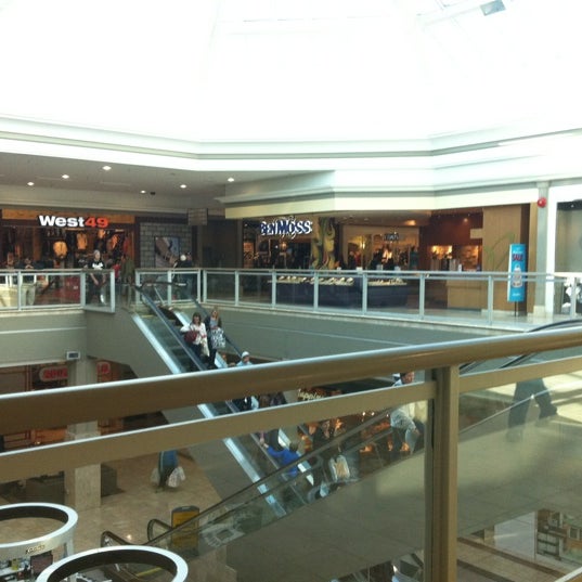 รูปภาพถ่ายที่ Mic Mac Mall โดย Léo M. เมื่อ 10/29/2011