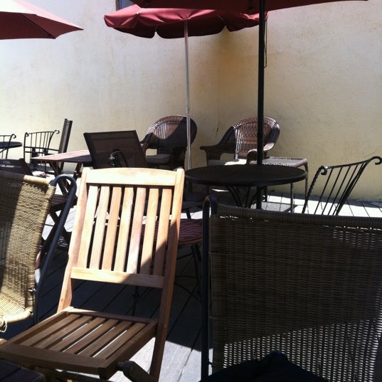 Great outdoor area with outlets for ur laptop. Easy parking also.