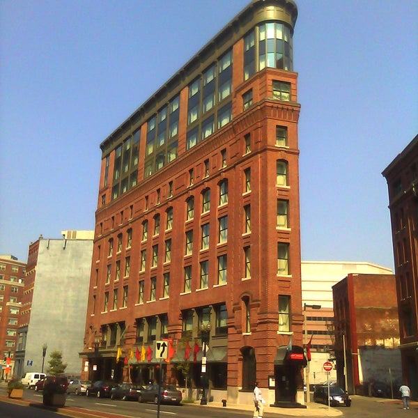 Foto tirada no(a) The Boxer Boston Hotel por Laurie em 9/14/2011