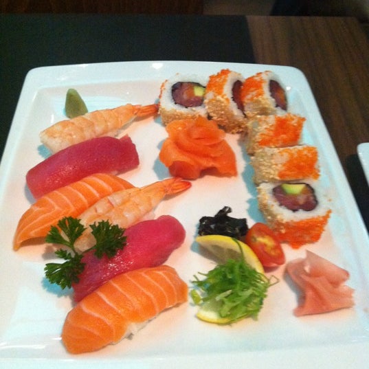 Espectacular surtido de sushi, sashimi y niguiri!