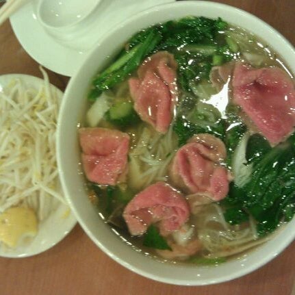 Foto diambil di Ánh Hồng Restaurant oleh Roger K. pada 12/6/2011