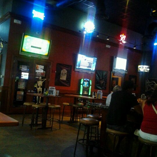 Photo taken at Bru&#39;s Room Sports Grill - Coconut Creek by Kevin K. on 10/20/2011