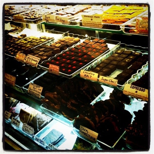 Снимок сделан в Lucky Chocolates, Artisan Sweets And Espresso пользователем Julie L. 7/31/2011