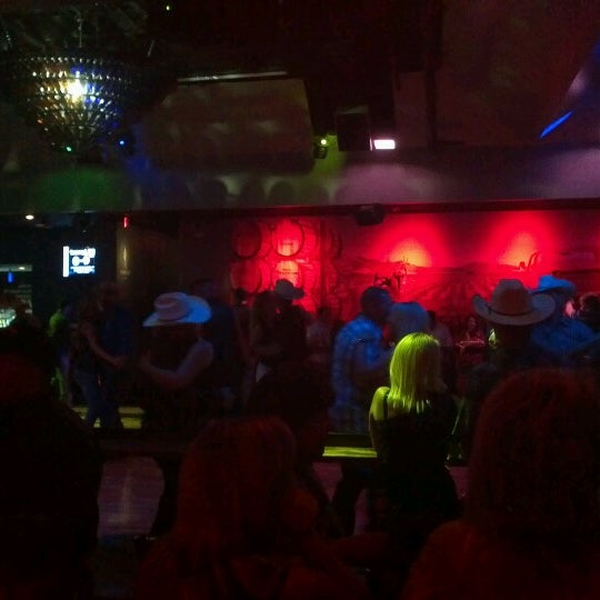 Das Foto wurde bei Mavericks Country Rock Bar von Jessika Y. am 8/12/2012 aufgenommen