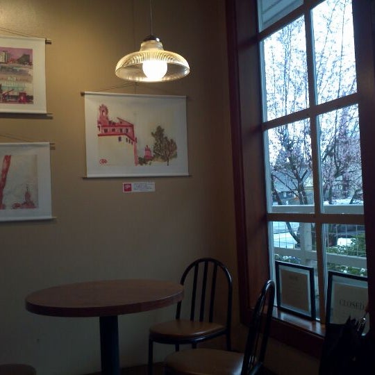 รูปภาพถ่ายที่ Arosa Cafe โดย Larry C. เมื่อ 3/15/2012