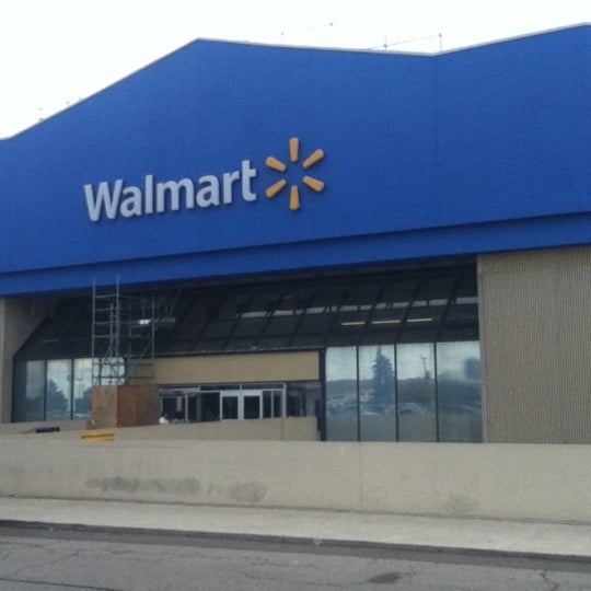 Foto tirada no(a) Walmart Supercentre por Ken C. em 7/8/2012