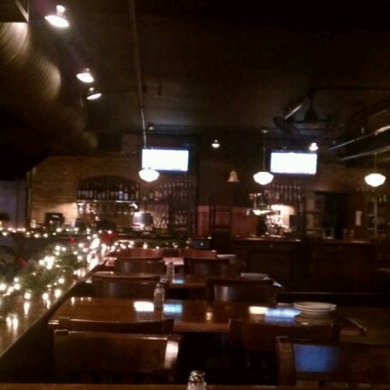 รูปภาพถ่ายที่ McFadden&#39;s Restaurant-Saloon โดย Dick T. เมื่อ 12/17/2011
