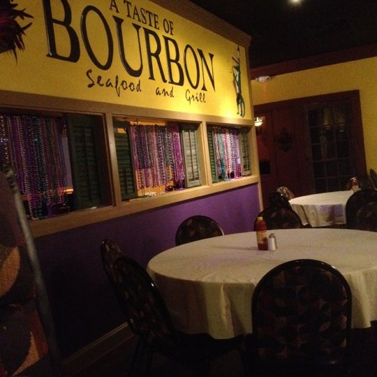 Das Foto wurde bei Bourbon Bar and Grill von Samantha E. am 1/30/2012 aufgenommen