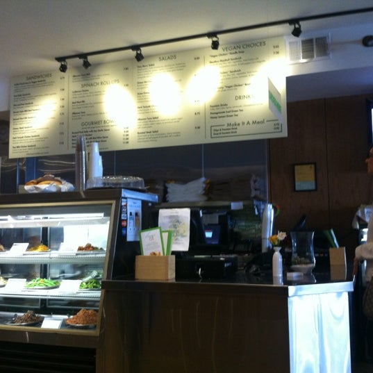 รูปภาพถ่ายที่ Green Hut Cafe โดย Matt เมื่อ 6/22/2012