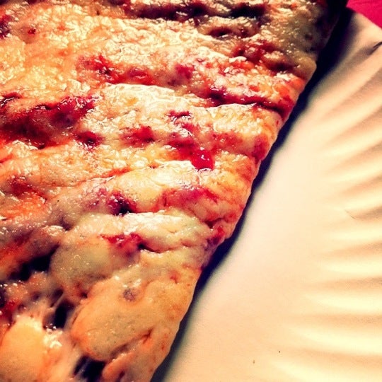 Снимок сделан в Famous Amadeus Pizza - Madison Square Garden пользователем Rodrigo S. 7/27/2012