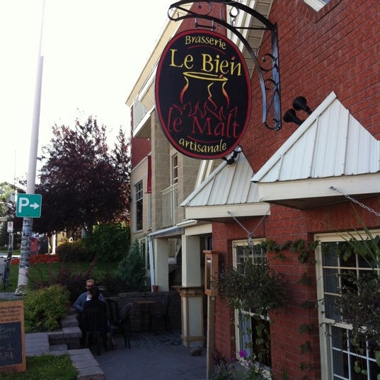 Photo taken at Le Bien, le Malt | Brasserie artisanale by Chantal P. on 8/24/2011