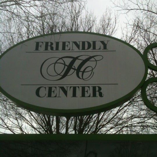 Foto tirada no(a) Friendly Shopping Center por Greensboro NC em 12/6/2011