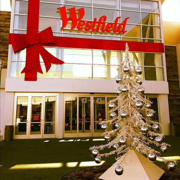 รูปภาพถ่ายที่ Trumbull Mall โดย Jamie D. เมื่อ 11/26/2011