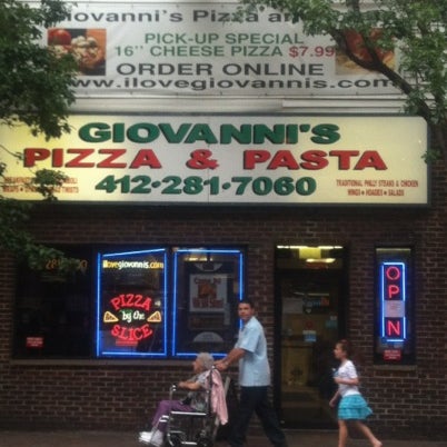 Foto tirada no(a) Giovanni&#39;s Pizza and Pasta por Kelli M. em 8/3/2012