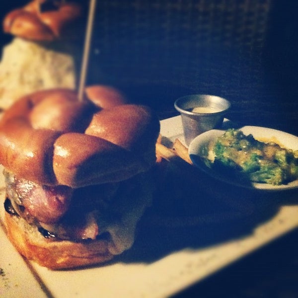 รูปภาพถ่ายที่ Gourmet Burger Company (GBC) โดย Gabriel G. เมื่อ 2/3/2012