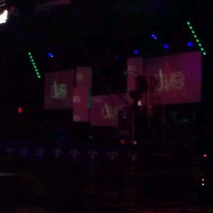 Das Foto wurde bei LiVE! Nite Club and Music Venue von Evangelo V. am 12/29/2011 aufgenommen