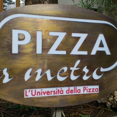 Photo prise au Ristorante Pizza a Metro da &quot;Gigino&quot; L&#39;Università della pizza par Francesco P. le10/21/2011