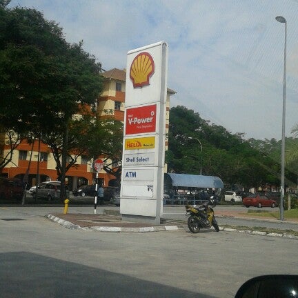 Photo taken at Shell by Zuhri R. on 7/14/2012
