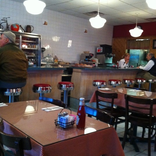 Photo taken at JoJo Apples Cafe &amp; Soda Shoppe by Henry H. on 3/26/2011