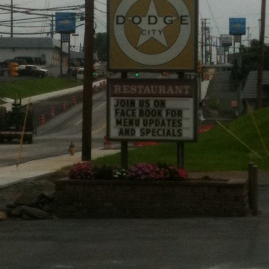 Foto scattata a Dodge City Steakhouse da Dorothy H. il 8/21/2011