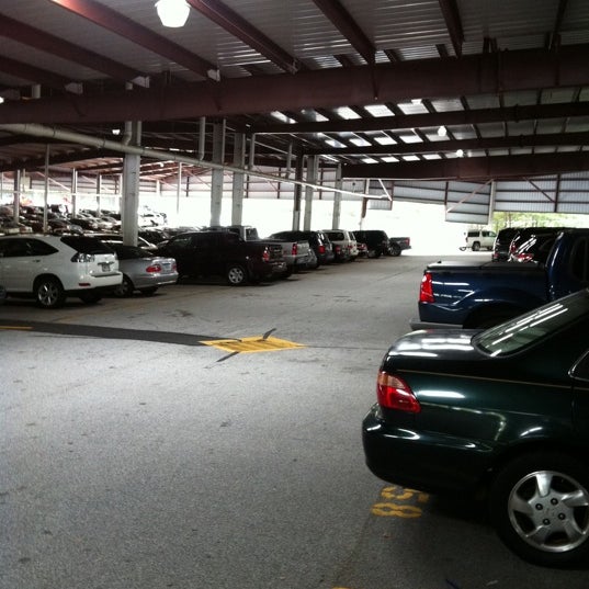 รูปภาพถ่ายที่ PreFlight Airport Parking โดย Jim R. เมื่อ 7/18/2011