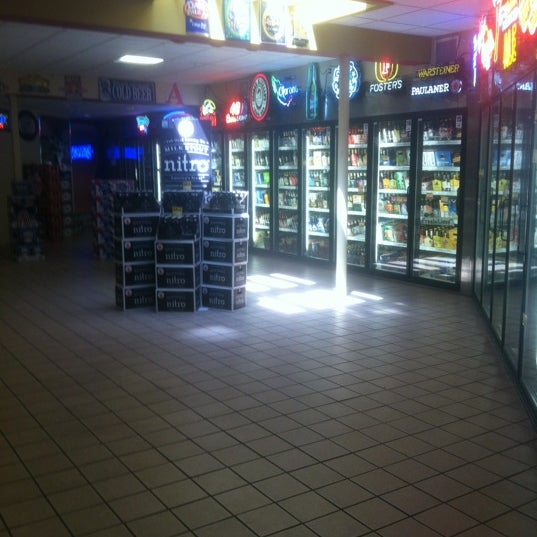 รูปภาพถ่ายที่ Colorado Liquor Mart โดย Steve L. เมื่อ 6/4/2012