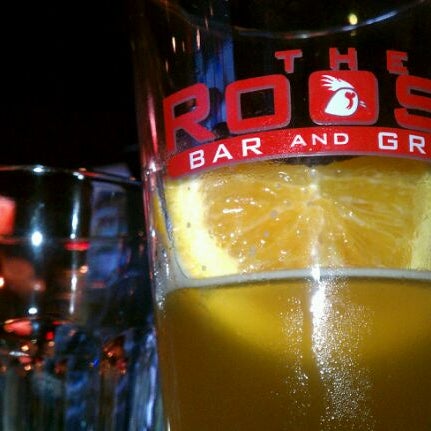 รูปภาพถ่ายที่ The Roost Bar &amp; Grill โดย Casey C. เมื่อ 11/30/2011