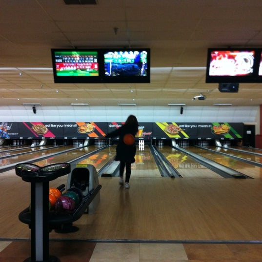 Foto diambil di AMF Camellia Lanes oleh Whitney H. pada 12/12/2011