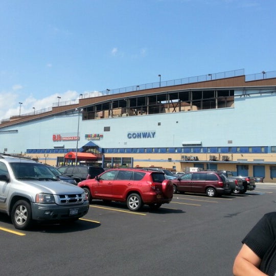 Metro Mall 6626 Metropolitan Ave