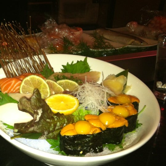 รูปภาพถ่ายที่ Fuji Sushi Bar &amp; Grill โดย Jane J. เมื่อ 3/11/2012