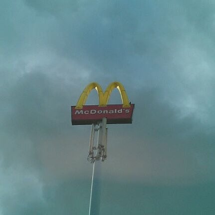 รูปภาพถ่ายที่ McDonald&#39;s โดย Jecepede &. เมื่อ 10/13/2011