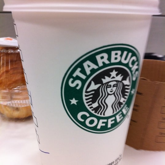 Foto tomada en Starbucks  por Ami C. el 3/8/2011