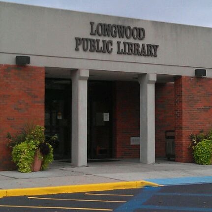 Foto tirada no(a) Longwood Public Library por 💯 Jay P ®™ em 9/28/2011