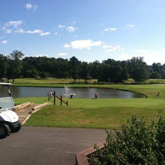 รูปภาพถ่ายที่ Polo Fields Golf &amp; Country Club โดย Hyerim S. เมื่อ 9/9/2012