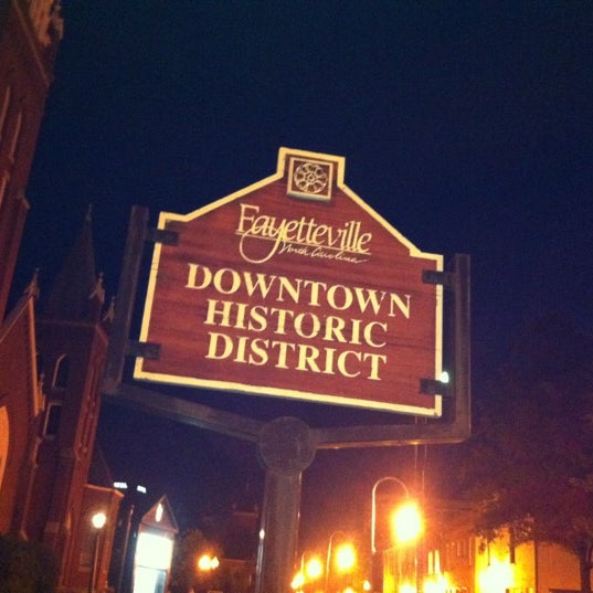 Foto tirada no(a) Downtown Fayetteville por Maria G. em 8/25/2012