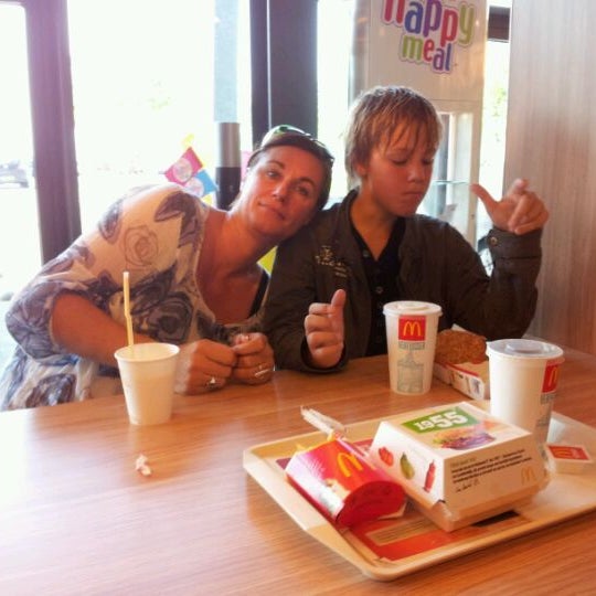 รูปภาพถ่ายที่ McDonald&#39;s โดย Joop P. เมื่อ 9/25/2011