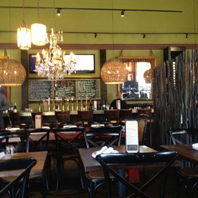 Das Foto wurde bei Red Table Restaurant Huntington Beach von vickie m. am 9/1/2012 aufgenommen