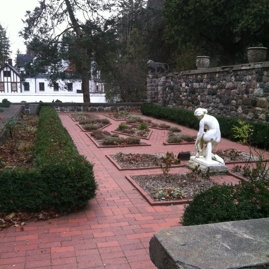Foto scattata a Cranbrook House &amp; Gardens da Angel P. il 11/19/2011