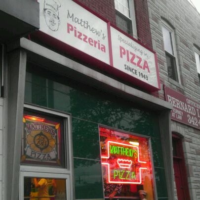 4/14/2012 tarihinde Ari S.ziyaretçi tarafından Matthew&#39;s Pizza'de çekilen fotoğraf