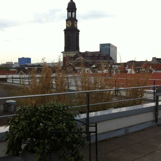 รูปภาพถ่ายที่ THE MADISON Hotel Hamburg โดย Sven S. เมื่อ 6/11/2012