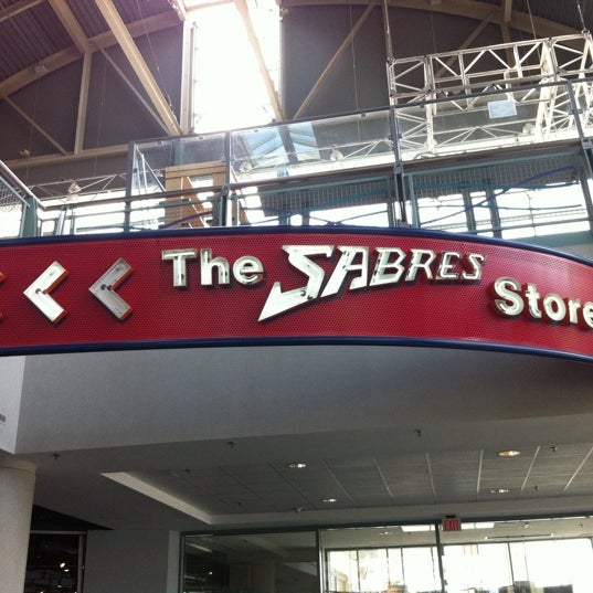 8/31/2011 tarihinde Joe L.ziyaretçi tarafından Buffalo Sabres New Era Store'de çekilen fotoğraf